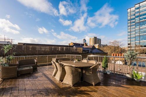 St Luke's Apartment | Penthouse Loft apartment with roof terrace Not for events or parties