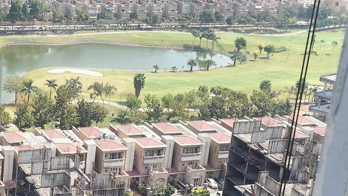 Noida Bed & Breakfast | PENTHOUSE luxurious spacious Golf facing 3 Bedroom with attached washrooms