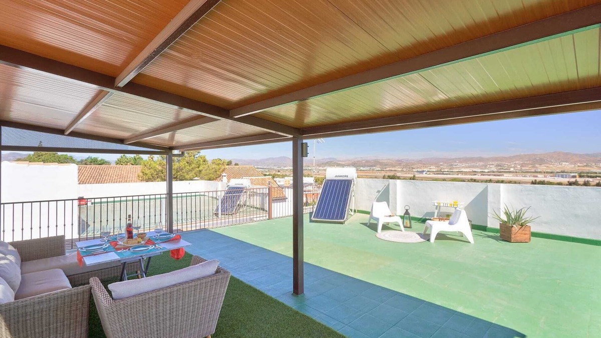 Churriana House | PENTHOUSE NEAR BEACH AND MALAGA CITY 600 Mb WIFI. MONTHLY PRICE ALSO AVAILABLE