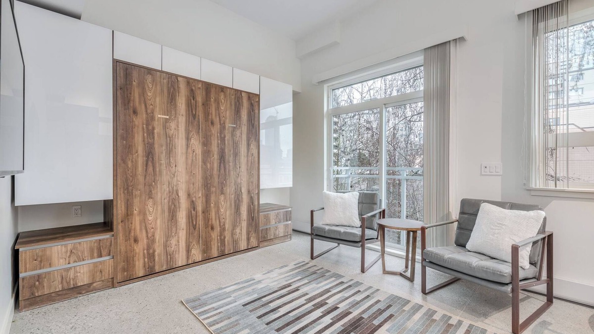 West End Apartment | PENTHOUSE - Pet Friendly Studio@1170 Barclay