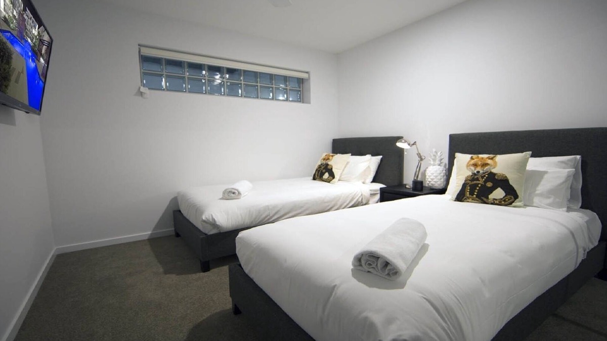 Bundall Apartment | PENTHOUSE STYLE 4 BEDROOMS!