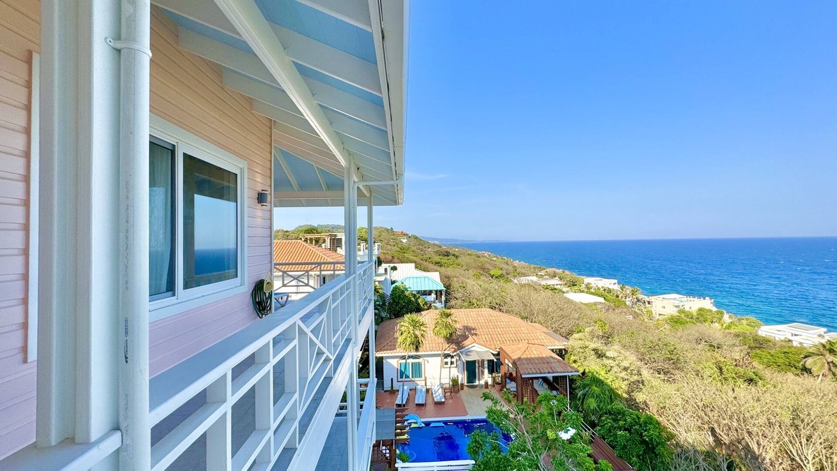 Lighthouse Estates Apartment | Penthouse Suite @ Casa Rosada, Lighthouse Estates, West Bay