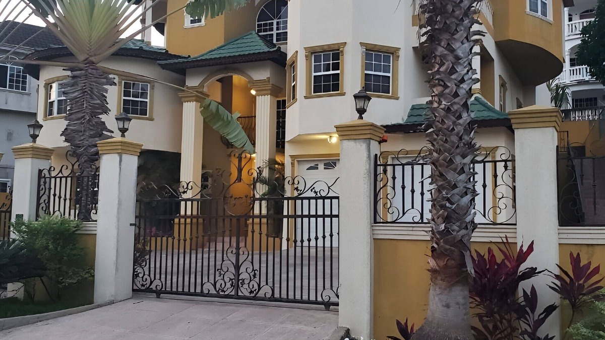 West Gate Hills Apartment | Penthouse Suite - Minutes from the beach!