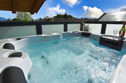 Rosenheim Apartment | "Penthouse Suite" mit Whirlpool Romantik und Privatsphäre