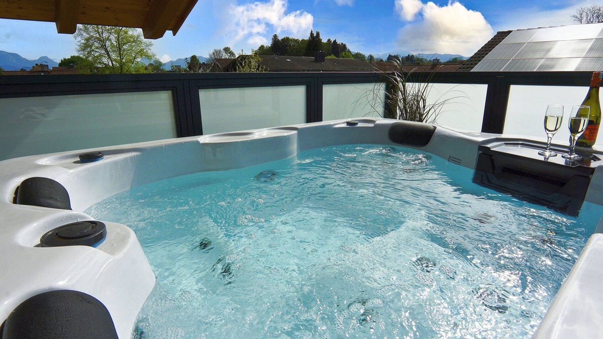 Rosenheim Apartment | Penthouse suite with romantic whirlpool in privacy. Ideal for couples