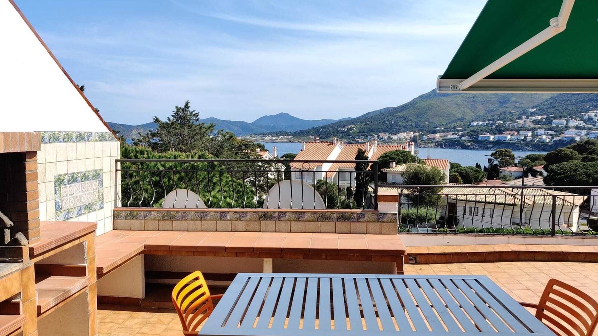 Llanca Apartment | Penthouse, terrace 45 m2 with barbecue and a postcard in front of the eyes!