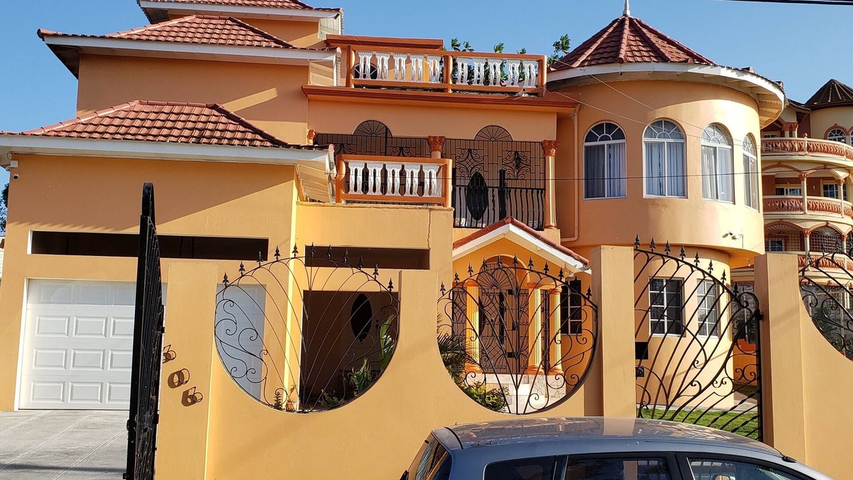 West Gate Hills House | PENTHOUSE VIEW AND FLATS VACATION HOME (#1)
