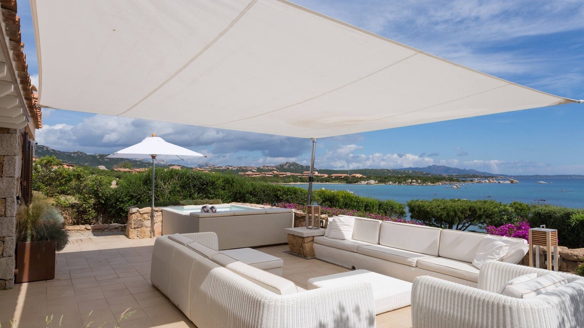 Golfo di Marinella Villa | Penthouse villa, on the beach, hydromassage bathtub, modern, housekeeper, Wi-FI