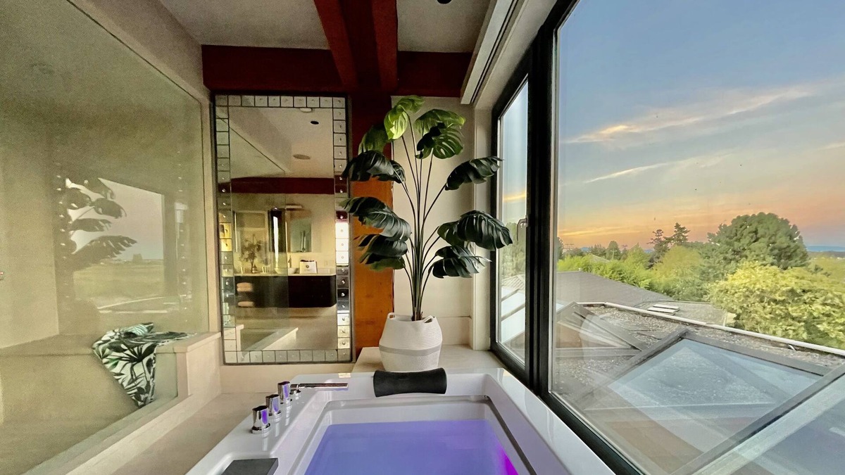 Delta Bed & Breakfast | Penthouse w/Pool + Hot Tub
