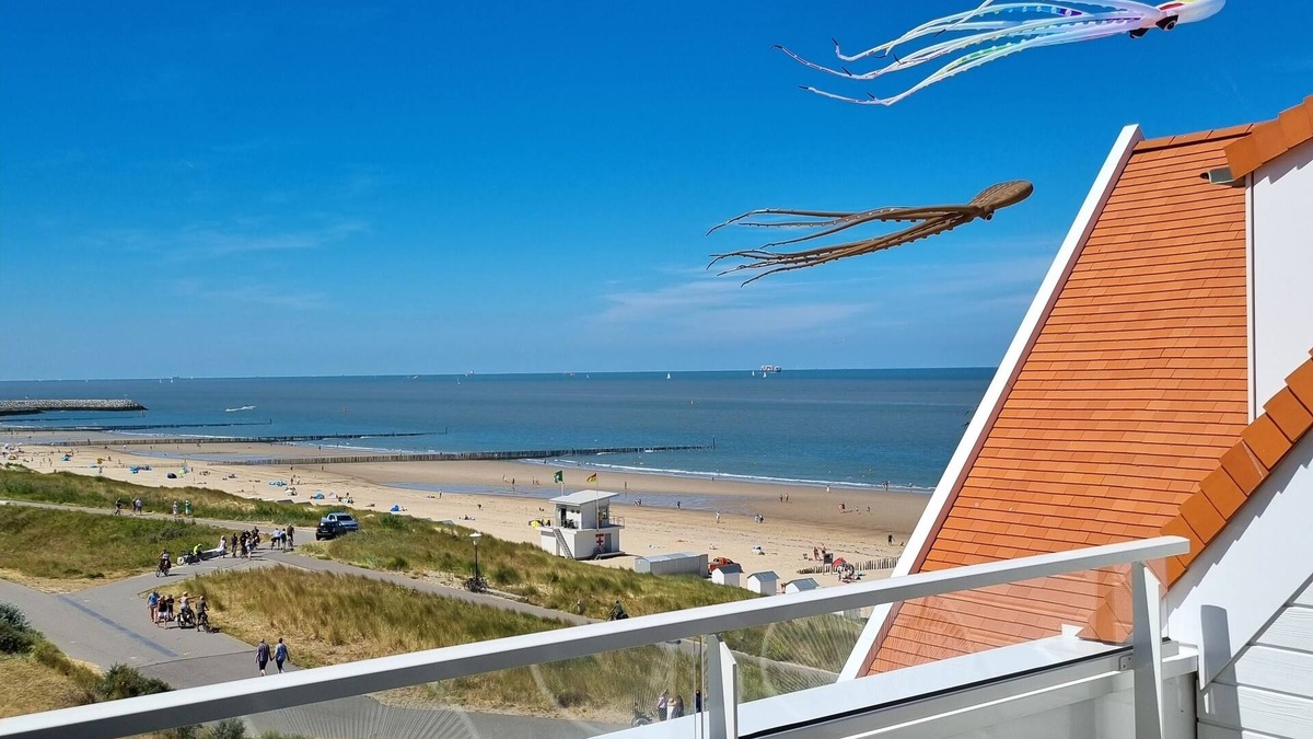 Cadzand-Bad Apartment | Penthouse "Windkracht 10 " at the beach of Cadzand with indoor pool!