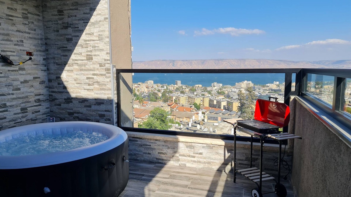 Tiberias Apartment | Penthouse With Jacuzzi and stunning views Sea of ​Galilee
