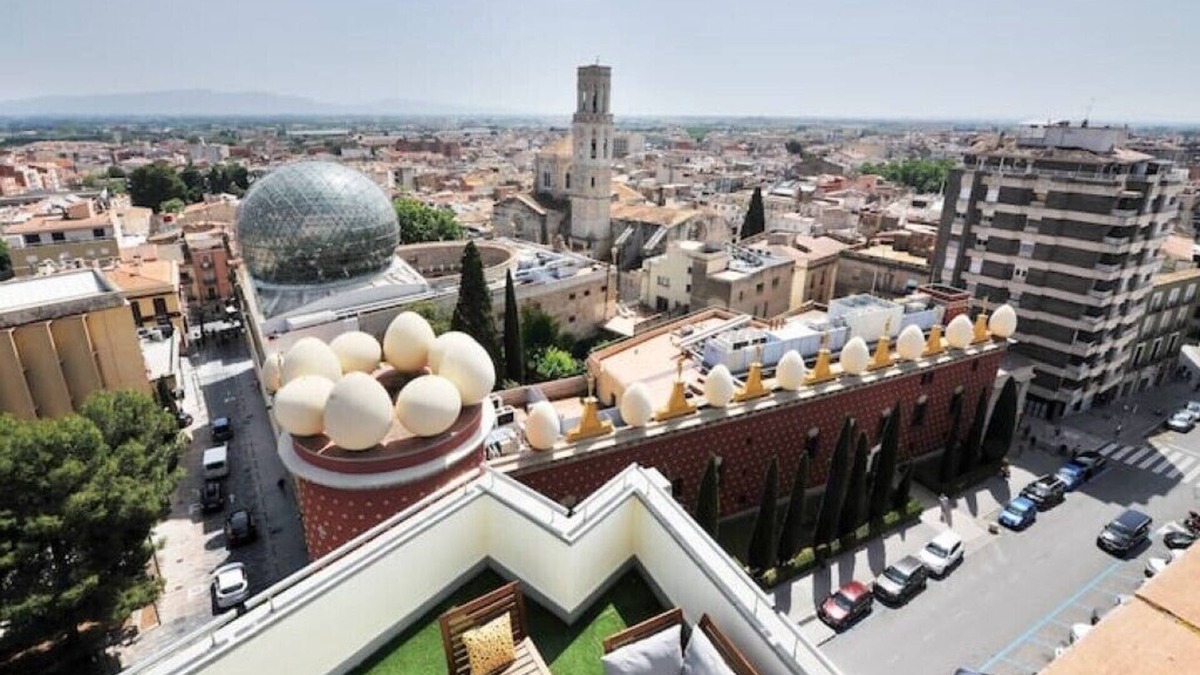 Figueres Apartment | Penthouse with Private Terrace in Front of the Dalí Museum!