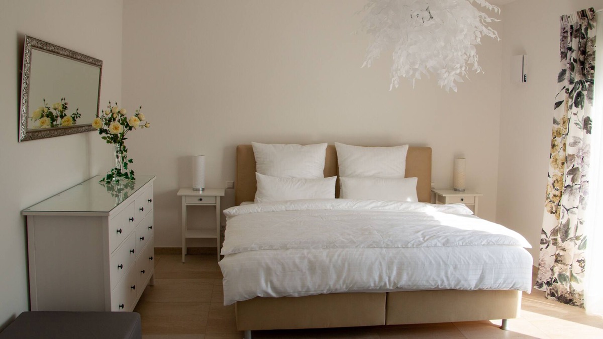 Waschenbeuren Apartment | Penthouse with roof terrace and an unobstructed view of the Hohenstaufen.