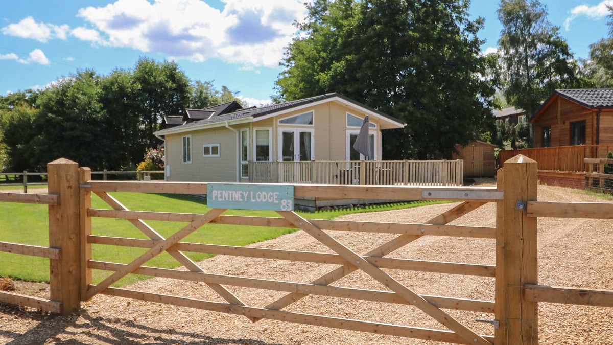 Pentney Cottage | PENTNEY LODGE, pet friendly, with a garden in Middleton, Norfolk