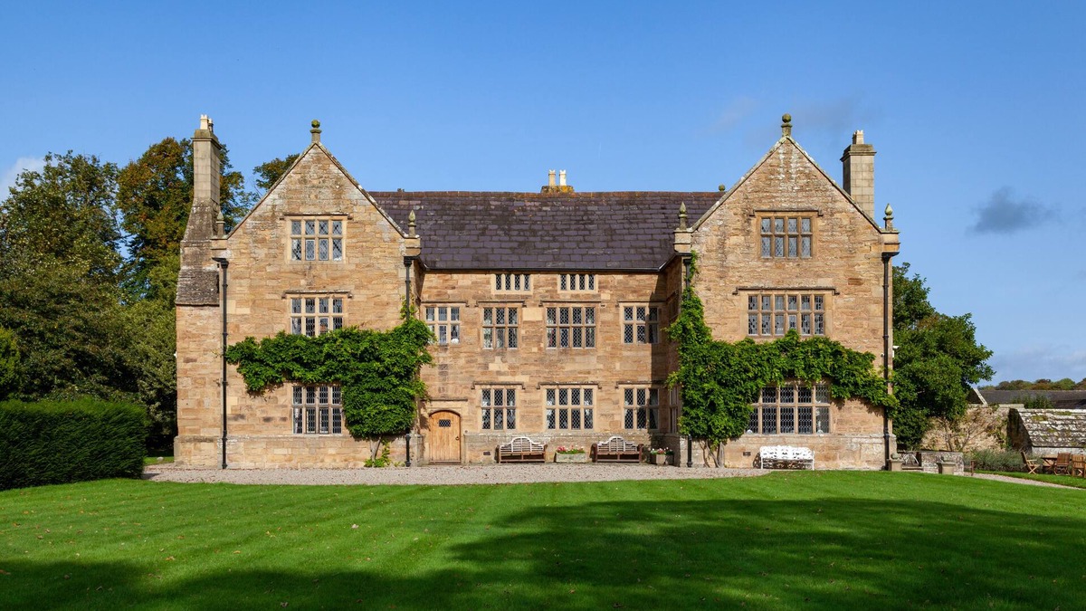 Mynydd Isa House | Pentrehobyn Hall sleeps 18
