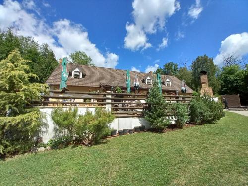 Karlstejn House | Penzion Hájovna U Dubu