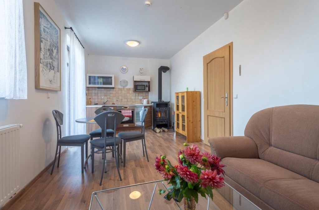 Jestrabi Apartment | Penzion Nivy Alice a Petra Jandových
