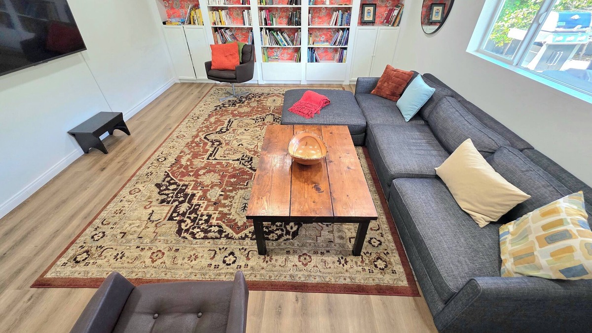 Bay Ho House | Pepper Tree Family Retreat with Trampoline,Ninja-line and Large Backyard!