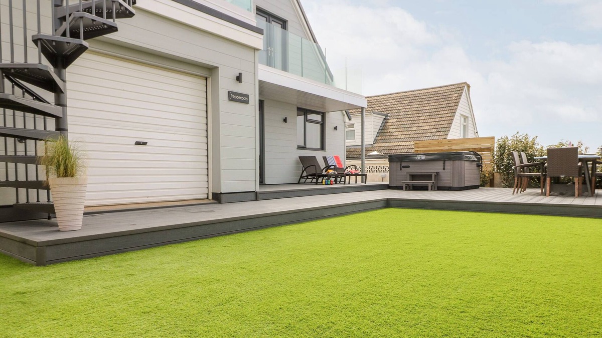 Trenance House | PEPPERPOTS, pet friendly, luxury holiday cottage in Mawgan Porth