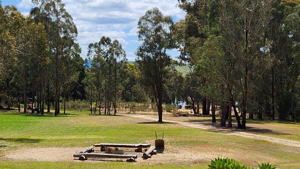 Bonnie Doon House | Peppin Pines Retreat -A Private Oasis, acreage with lake views and room to move!