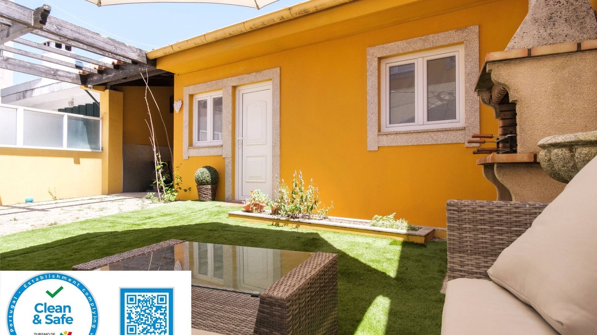 Perafita House | Perafita Yellow House - EcoHost