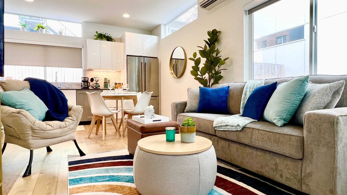 Broadway House | Perch - Capitol Luxe Two: High Walk Score | SEA Retreat | Heart of CapHil