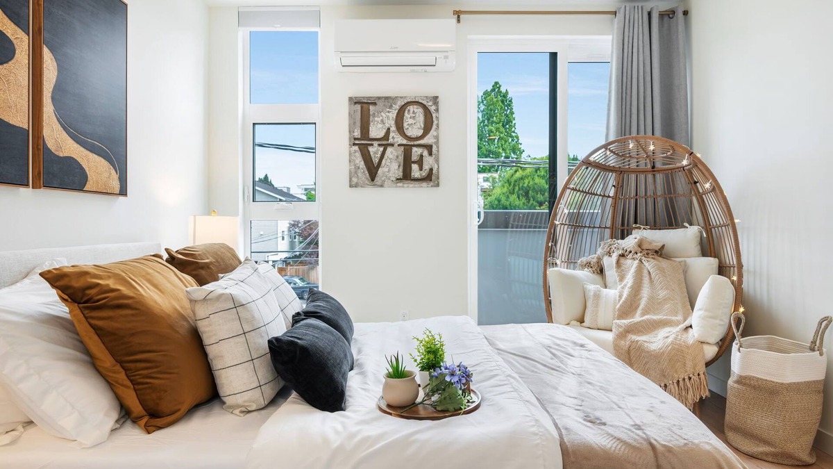 Broadway House | Perch - Howell Haven 19: Spacious & Chic | Private Rooftop | 98 WS