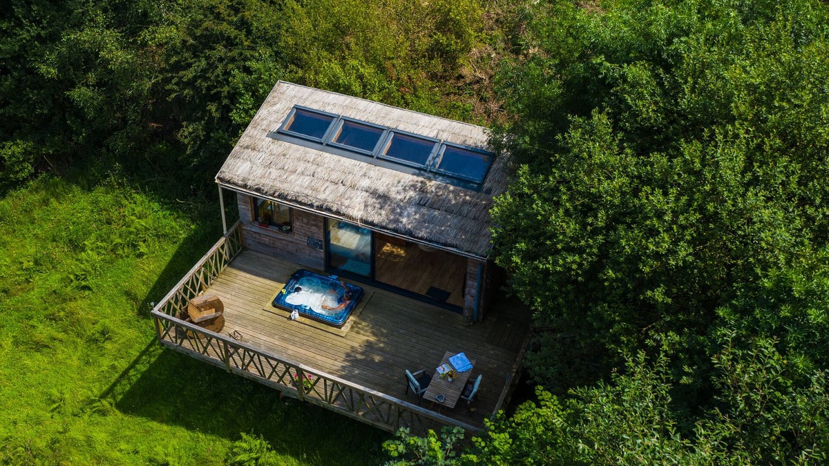 La Roche-Maurice Cabin | Perched cabin with Jacuzzi terrace in La Roche Maurice Domaine Rêves Etoilés