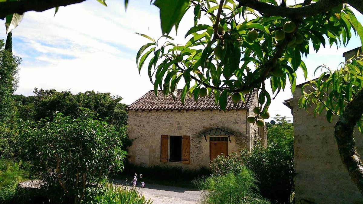 Prayssas House | Perched on the hillsides, stone house restored in the tradition