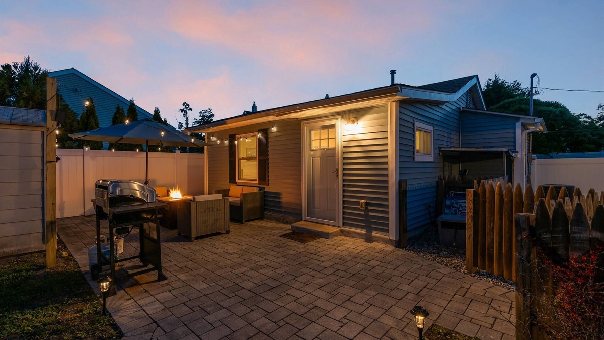 Wall House | Perfect 2BR Hideaway Just 3.5 Blocks to Beach & Boards | Fire Pit, Grill, Relax