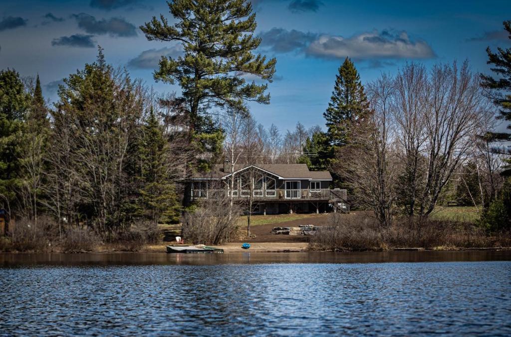 The Archipelago House | Perfect 3 bedroom waterfront muskoka cottage