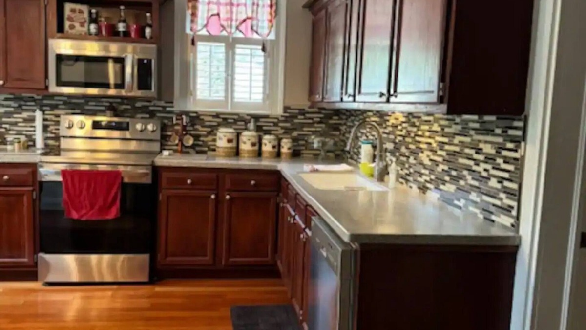 Bainbridge House | Perfect 5-bedroom Historic Home within walking distance of Downtown