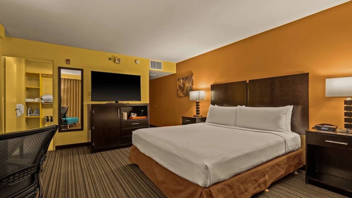 Western Honolulu Hotel | Perfect Airport Location with Free Shuttle | Standard Room with 1 King Bed