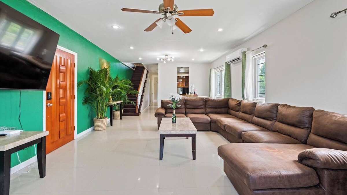 Gambier House | Perfect Alarm Protected Townhouse Near Beach 🏝 & Airport ✈️!