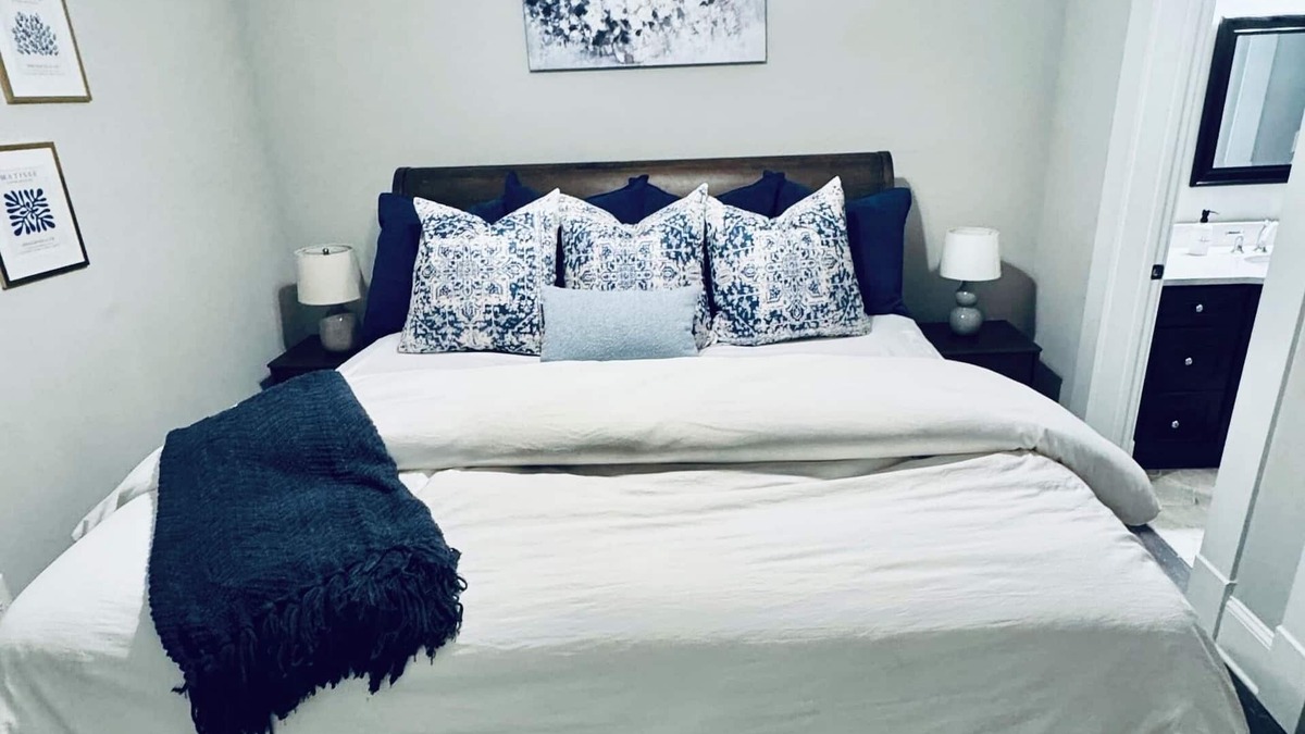 Summerhill Apartment | Perfect apartment right in the heart of Grant Park! Walk to the park, Zoo & more