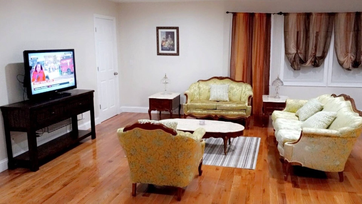 Mount Pleasant Apartment | Perfect, Apartment with Queen Bed Suite with Washer-Dryer & Free Parking
