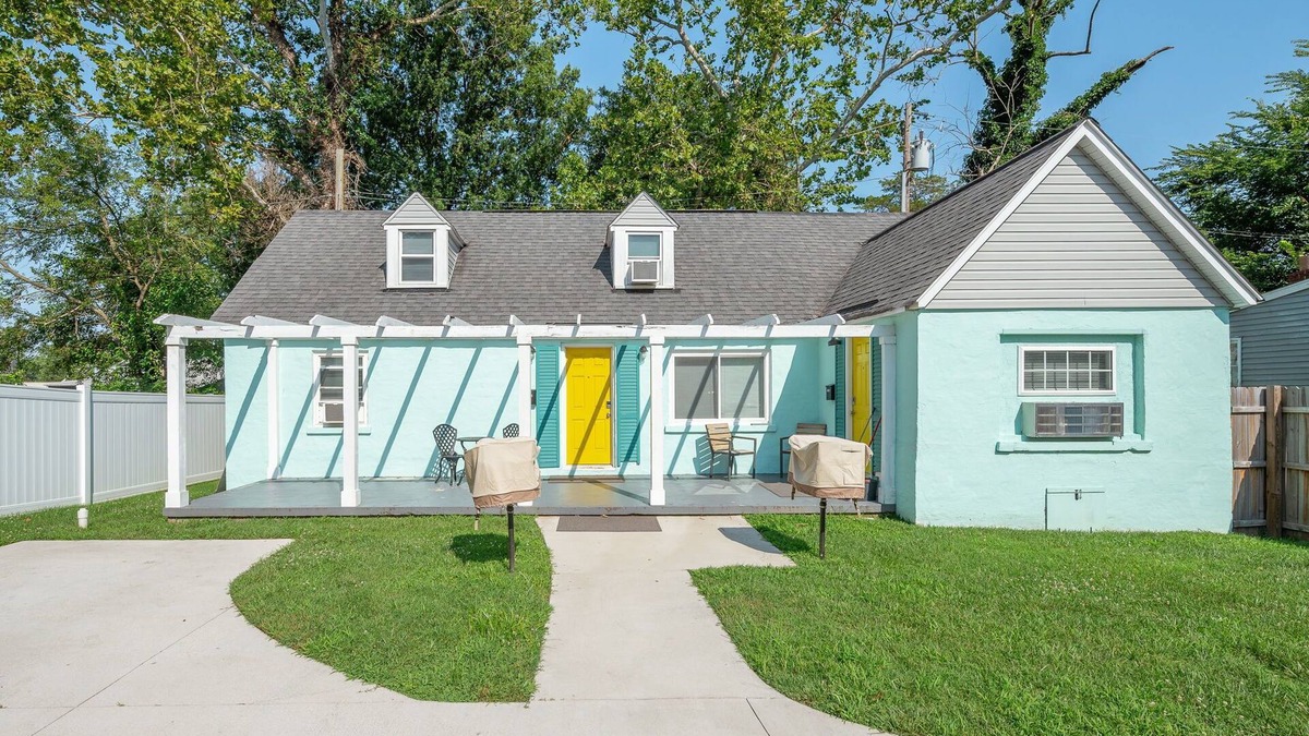 Buckroe Beach House | Perfect Beach Getaway for 5! Steps to the Sand!