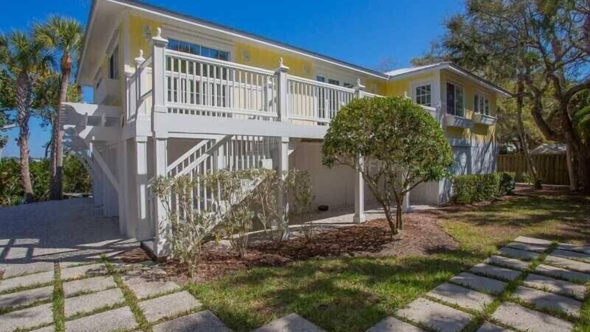 Englewood House | Perfect Beach House, Waterfront on Lemon Bay ; Walk To Private Gulf Beach.