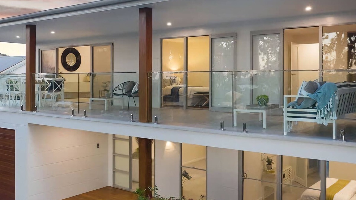 Budgewoi House | Perfect Beachhouse Lakes Surf at your Feet