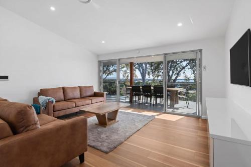 Budgewoi House | Perfect Beachhouse Lakes Surf at your Feet