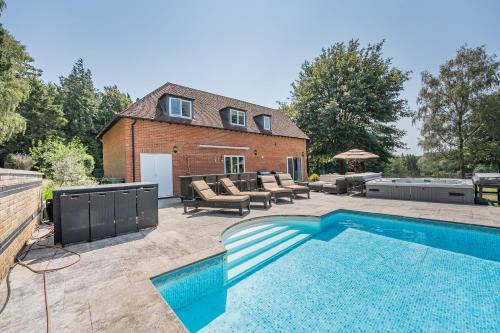 Maidstone House | Perfect Booking Luxury Home With Pool and Gym