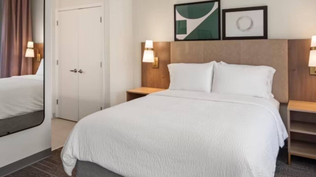 West Bloomington Hotel | Perfect Business Traveler Room with Complimentary Breakfast