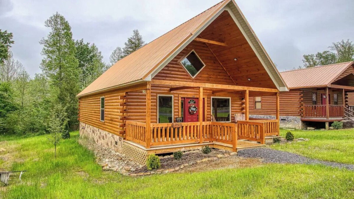 White Oak Lodge Cabin | Perfect Cabin Getaway! Built in 2021 with Hot Tub