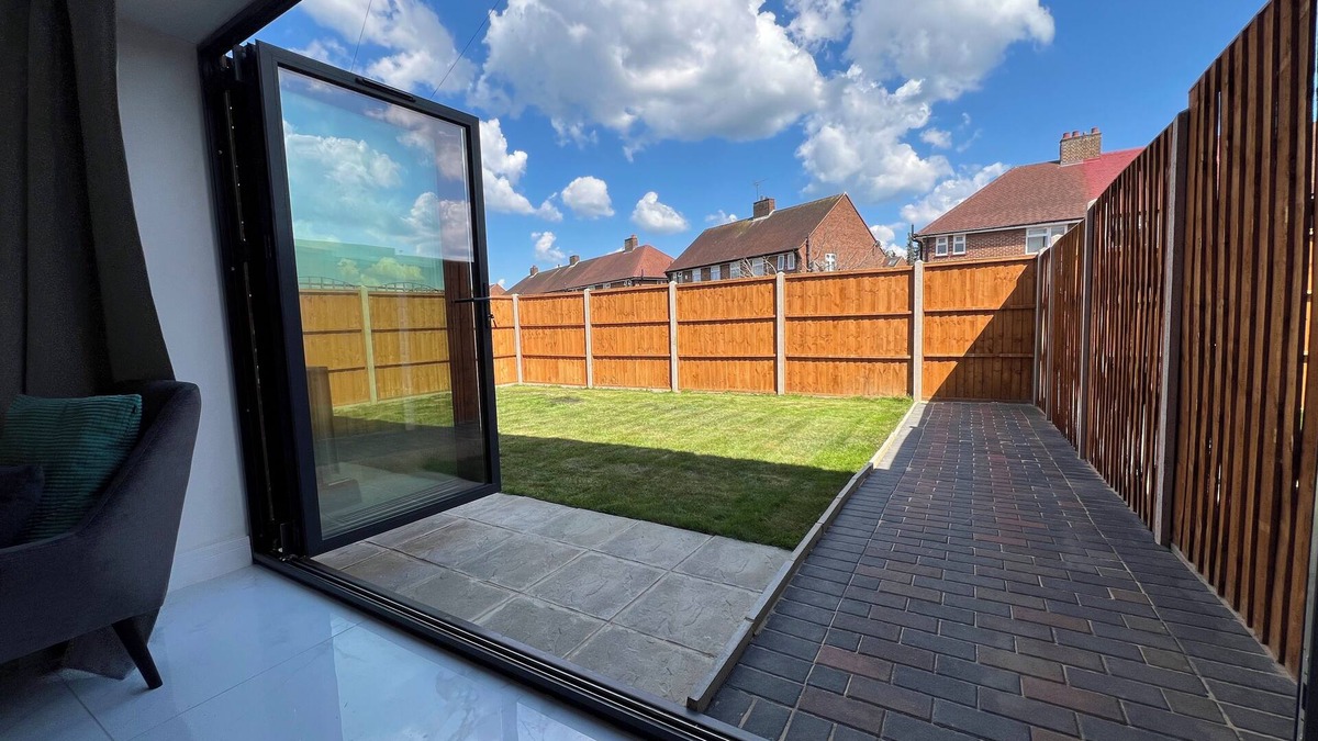 Enfield Lock House | Perfect Contractor house/3 free parking space/EV charging/Secure/Quiet/Modern