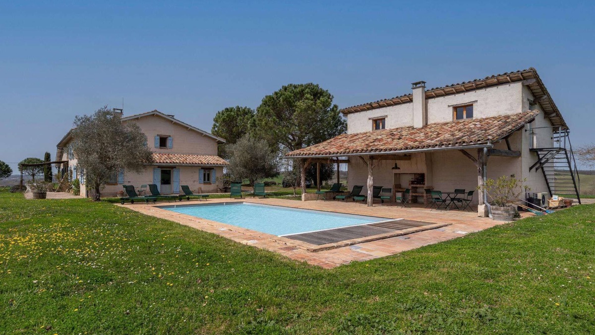 Montdurausse Villa | Perfect Countryside Retreat, Private Heated Pool & Panoramic Views - 5mins from Monclar-de-Quercy!