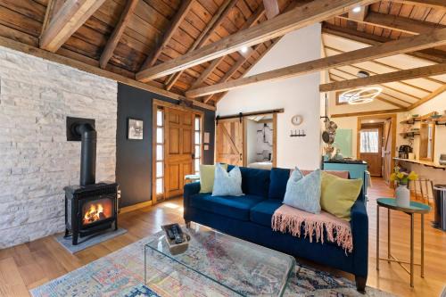 Rowland House | Perfect Couples Cabin Fireplace Firepit & Wine Nearby