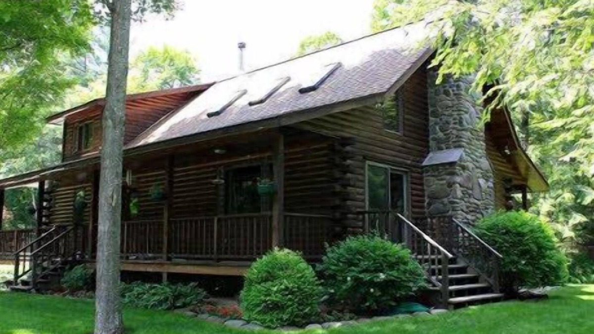 Lake Hill House | Perfect dream log house on creek with waterfalls, shorter stay for friends