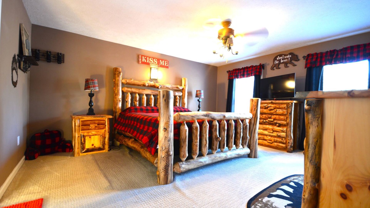 Mount Pocahontas House | Perfect Fall Getaway! Fire pit, corn hole, shuffleboard, & pet friendly