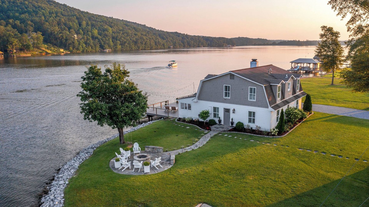 Rainbow City House | Perfect fall getaway! Firepit, sunset views, fishing & more!