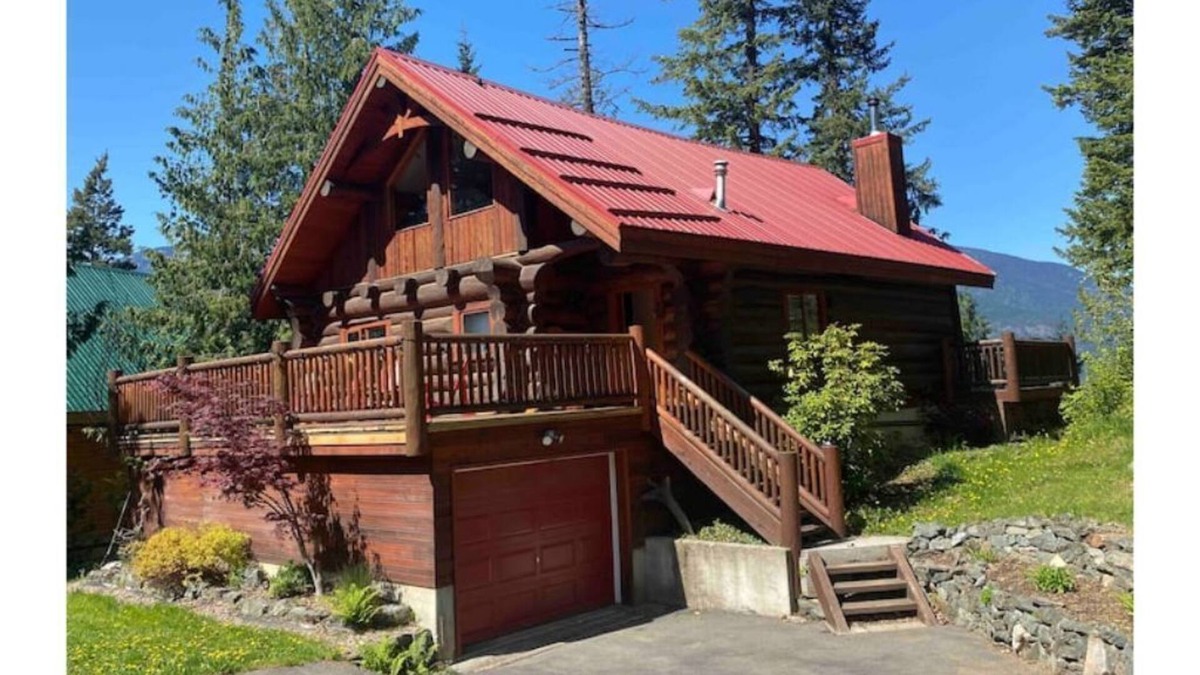 Central Kootenay Cabin | PERFECT FAMILY GETAWAY CABIN SLEEPS 12 WITH PRIVATE BEACH ON KOOTENAY LAKE
